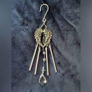 Wind chimes. Gift box charm angel arms. Comes with the box.